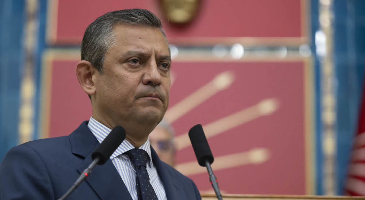 S&ouml;zleri pahalıya patladı: &Ouml;zg&uuml;r &Ouml;zel, Akın G&uuml;rlek&rsquo;e tazminat &ouml;deyecek!, G&ouml;rsel 1