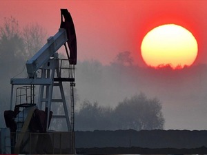 H&uuml;rm&uuml;z alarmıyla petrol fiyatları sert y&uuml;kseldi