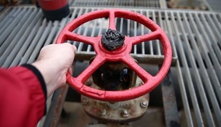 Petrolde alarm: Brent zirveyi zorluyor