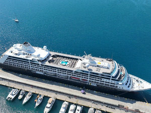 "Azamara Pursuit" kruvaziyeri 680 yolcusuyla Marmaris'e geldi
