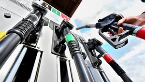 Akaryakıt fiyatları değişti: Benzine zam geldi