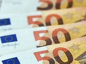 Tehlike &ccedil;anları &ccedil;alıyor: Fransa ve ABD &ccedil;ıkmazı Euro'yu vuruyor