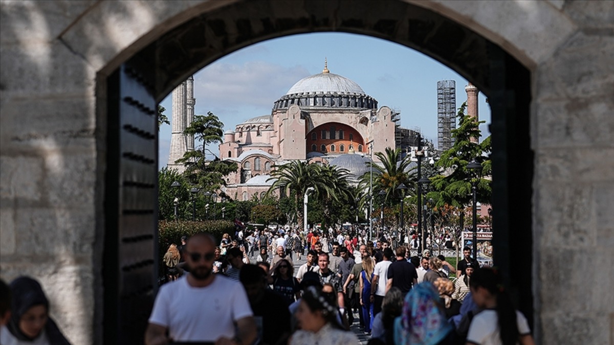T&Uuml;İK turizm verilerini a&ccedil;ıkladı!  Yerli turist azaldı, harcamalar arttı: En &ccedil;ok akrabalarda kaldık, G&ouml;rsel 2