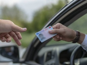 Sayılı g&uuml;nler kaldı: Eski ehliyetler &ccedil;&ouml;p oluyor!