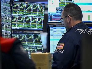 S&P 500&rsquo;de dolar bazlı g&uuml;&ccedil;l&uuml; ralli: Teknoloji ve sağlık şirketleri son bir ayın yıldızları