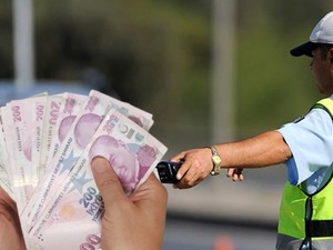 Bakan Yerlikaya a&ccedil;ıkladı: Trafikte sert d&ouml;nem başlıyor! Ehliyet iptali ve dev para cezaları geliyor