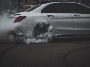 Driftin bedeli ağır oldu: S&uuml;r&uuml;c&uuml;ye 83 bin 746 liralık ceza!