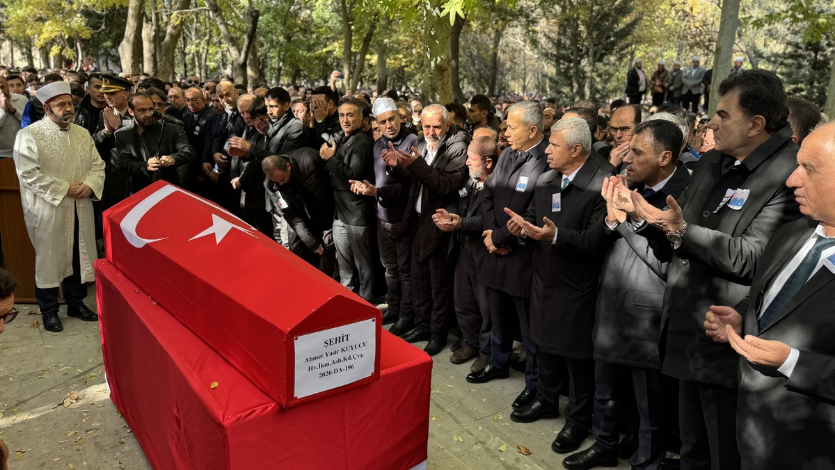 T&uuml;rkiye şehitlerini son yolculuğuna uğurladı, G&ouml;rsel 12