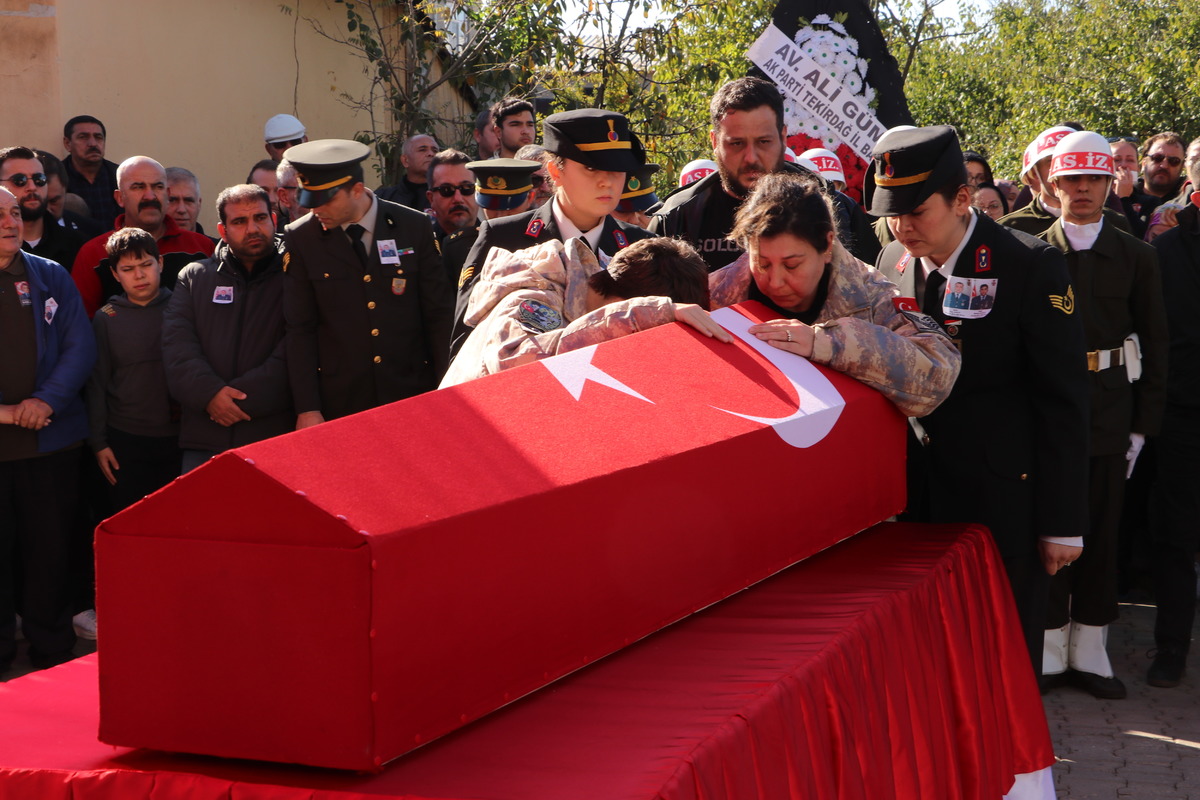 T&uuml;rkiye şehitlerini son yolculuğuna uğurladı, G&ouml;rsel 13
