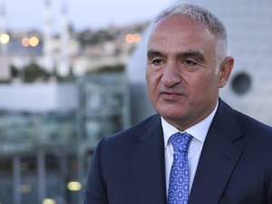 Bakan Ersoy a&ccedil;ıkladı: T&uuml;rkiye Ekim'de 5,6 milyon yabancı ziyaret&ccedil;iyi ağırladı