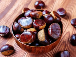 Kışın vazge&ccedil;ilmezi kestane cep yakıyor: Kilosu 300 TL'ye dayandı