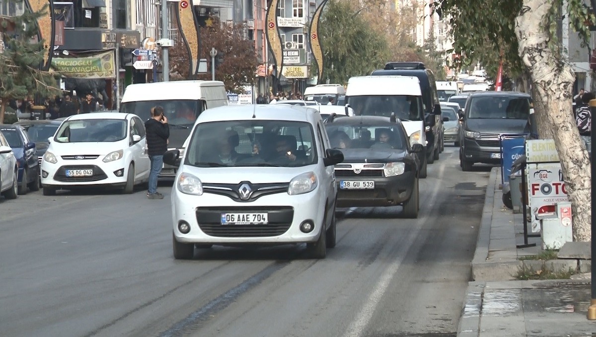 TÜİK verileri gündem oldu! Arabalarını park etmek için yanlarında duba taşıyorlar: Her 2 kişiye 1 araç düşüyor, Görsel 3