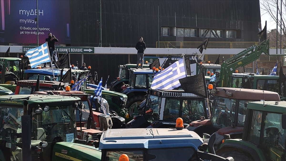 Yunanistan da &ccedil;ift&ccedil;iler Atina-Selanik yolunu trafiğe kapattı, G&ouml;rsel 1