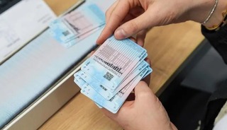Ehliyetlerde yaşa g&ouml;re yenileme s&uuml;releri kısalıyor