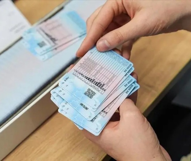 Ehliyetlerde yaşa g&ouml;re yenileme s&uuml;releri kısalıyor