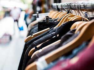 L&uuml;ks moda sekt&ouml;r&uuml;nde dengeler değişti! Prada, Versace'yi 1,25 milyar euroya satın aldı