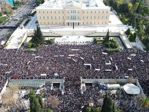 Yunanistan'da eylem b&uuml;y&uuml;yor: Selanik-Atina yolu kapatılıyor