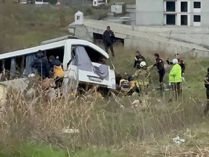 Esenyurt&rsquo;ta servis midib&uuml;s&uuml; şarampole yuvarlandı: &Ouml;l&uuml; ve yaralılar var