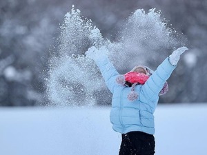 T&uuml;rkiye beyaza b&uuml;r&uuml;nd&uuml;! 30 Aralık Salı okullar tatil mi? O illerden a&ccedil;ıklama geldi