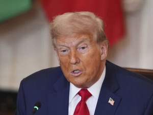Trump, İran ile iş yapan &uuml;lkelere y&uuml;zde 25 g&uuml;mr&uuml;k vergisi getirdi