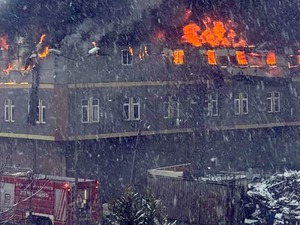 Tuzla'da fabrikada &ccedil;ıkan yangına itfaiye ekipleri m&uuml;dahale ediyor