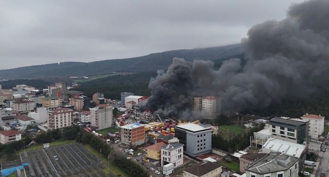 Ataşehir’deki fabrika yangını söndürüldü, Görsel 1