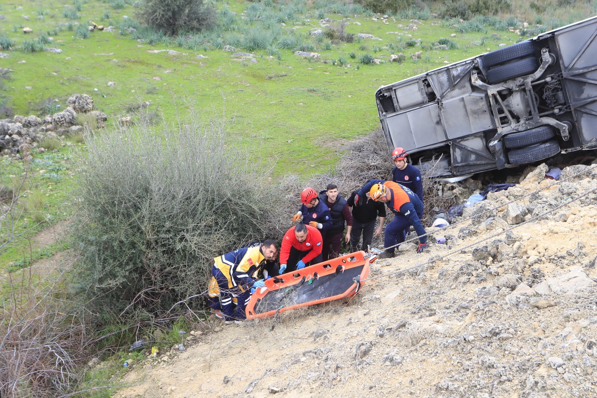 Antalya da korkun&ccedil; kaza! Otob&uuml;s şarampole devrildi: 8 kişi hayatını kaybetti, G&ouml;rsel 1