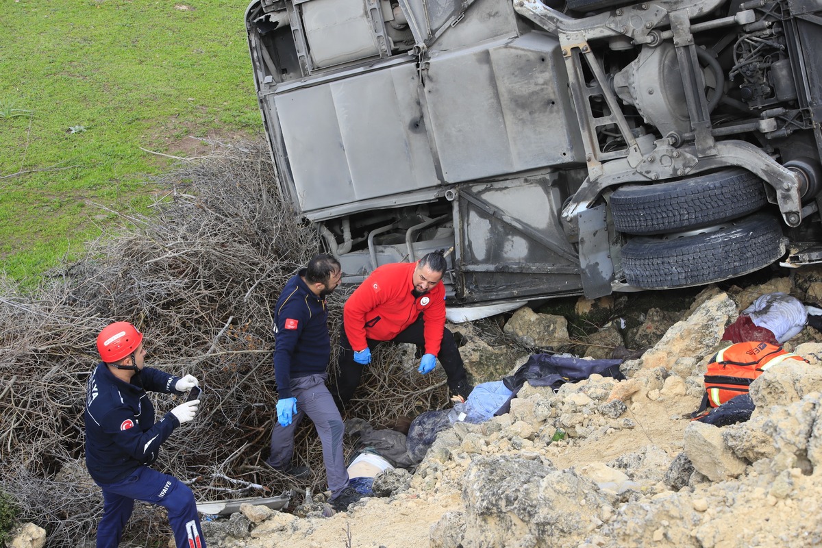 Antalya da korkun&ccedil; kaza! Otob&uuml;s şarampole devrildi: 8 kişi hayatını kaybetti, G&ouml;rsel 2
