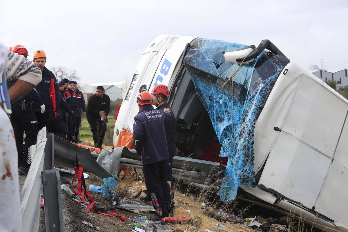 Antalya da korkun&ccedil; kaza! Otob&uuml;s şarampole devrildi: 8 kişi hayatını kaybetti, G&ouml;rsel 3