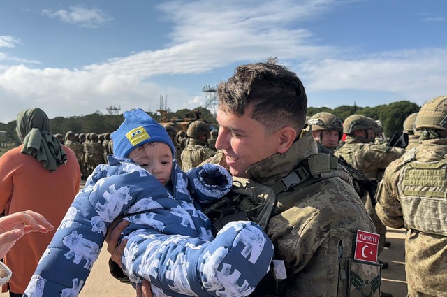 Almanya da NATO tatbikatına katılacak Mehmetçikleri aileleri uğurladı, Görsel 4