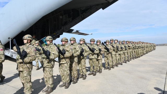 Almanya da NATO tatbikatına katılacak Mehmetçikleri aileleri uğurladı, Görsel 3