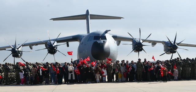 Almanya da NATO tatbikatına katılacak Mehmetçikleri aileleri uğurladı, Görsel 2