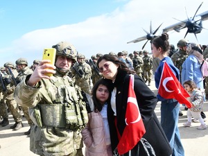Almanya'da NATO tatbikatına katılacak Mehmet&ccedil;ikleri aileleri uğurladı