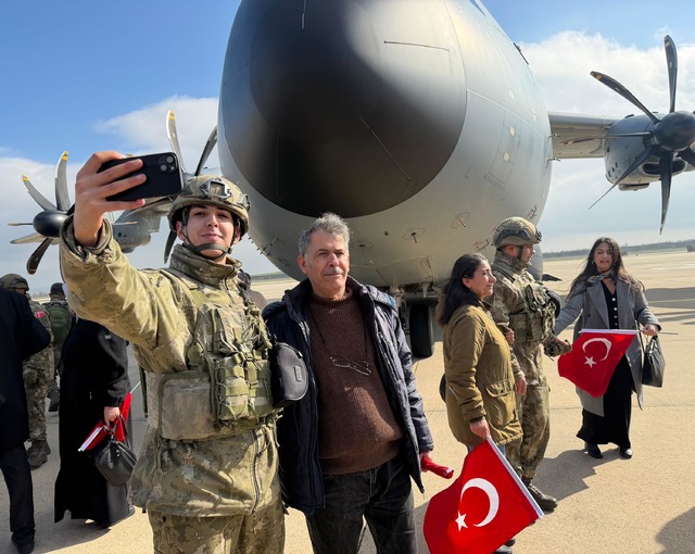 Almanya da NATO tatbikatına katılacak Mehmetçikleri aileleri uğurladı, Görsel 1