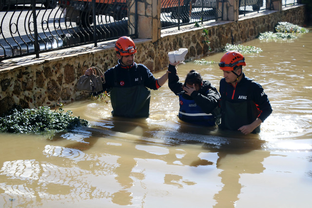 Antalya da kuvvetli yağış; ev ve ahırları su bastı, Görsel 1