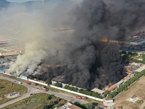 Manisa'da şekerleme fabrikasında yangın &ccedil;ıktı