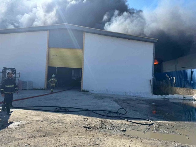 Torbalı&rsquo;da geri d&ouml;n&uuml;ş&uuml;m fabrikasında yangın &ccedil;ıktı, G&ouml;rsel 2
