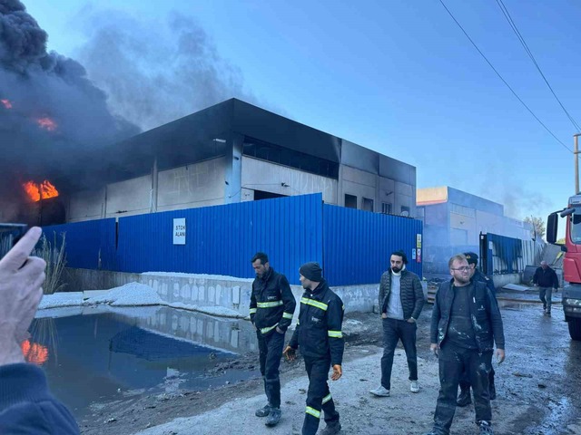 Torbalı&rsquo;da geri d&ouml;n&uuml;ş&uuml;m fabrikasında yangın &ccedil;ıktı, G&ouml;rsel 1