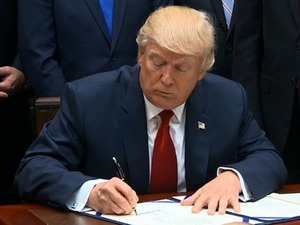 Trump duyurmuştu! Y&uuml;zde 15'lik k&uuml;resel g&uuml;mr&uuml;k tarifeleri uygulanmaya başlıyor