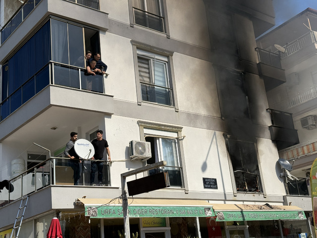 Antalya da yangında mahsur kalanlar kurtarıldı, G&ouml;rsel 1