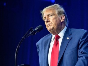 Trump, DHS'teki kapanma s&uuml;rerken havalimanlarında ICE'ın "gerektiği s&uuml;rece" kalacağını belirtti
