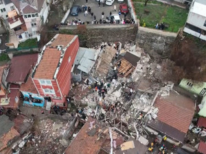 SON DAKİKA| İstanbul Fatih'te 2 bina &ccedil;&ouml;kt&uuml;! 9 kişi kurtarıldı, 2 kişi aranıyor
