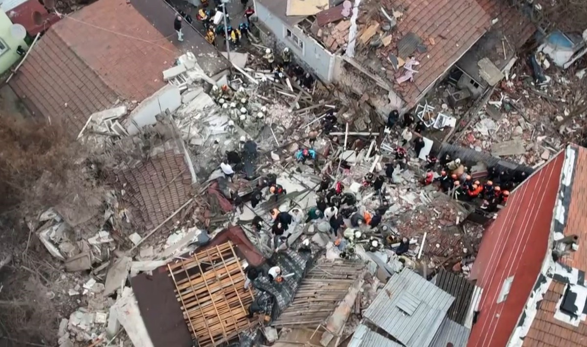 SON DAKİKA| İstanbul Fatih te 2 bina &ccedil;&ouml;kt&uuml;! 9 kişi kurtarıldı, 2 kişi aranıyor, G&ouml;rsel 6