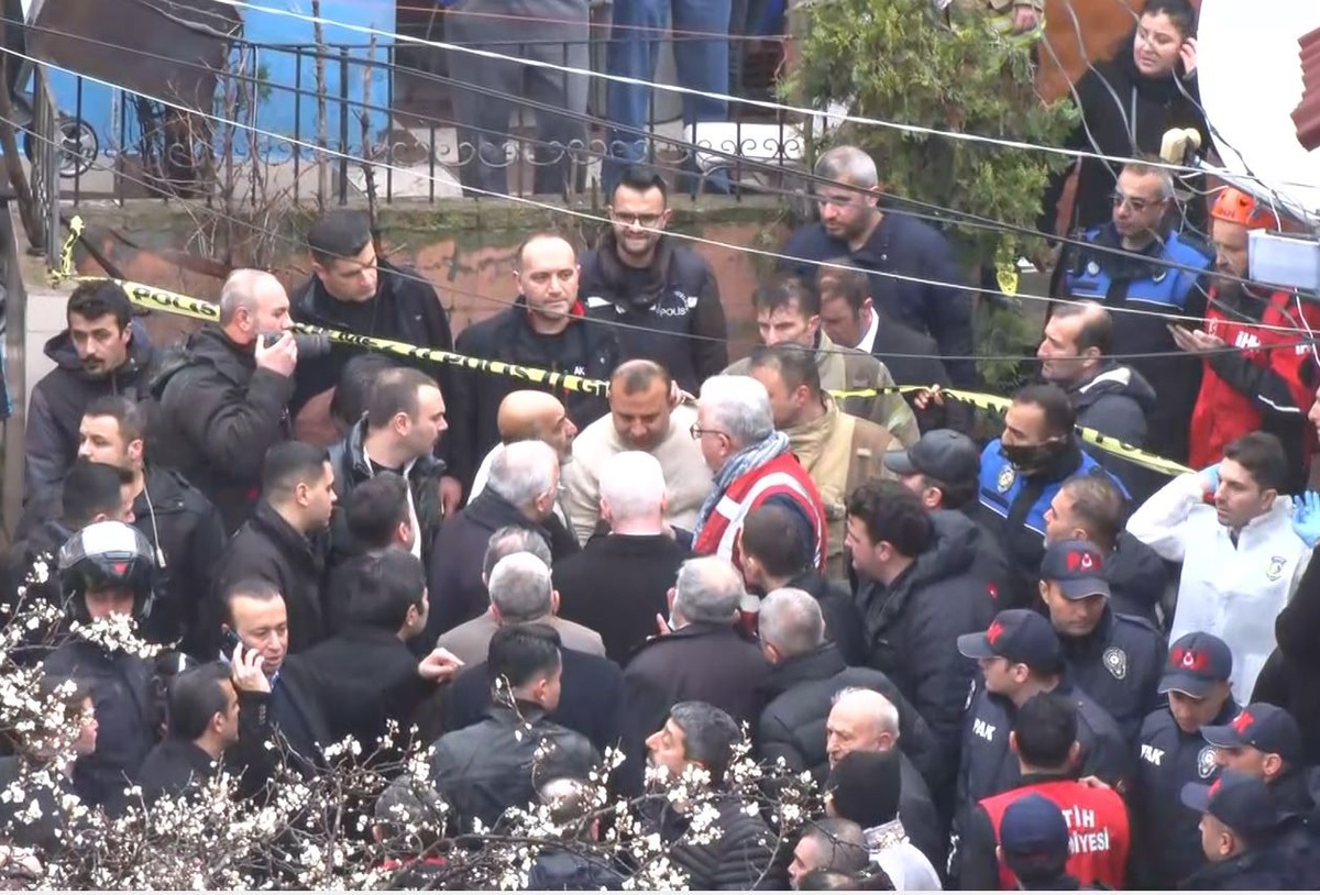 SON DAKİKA| İstanbul Fatih te 2 bina &ccedil;&ouml;kt&uuml;! 9 kişi kurtarıldı, 2 kişi aranıyor, G&ouml;rsel 3