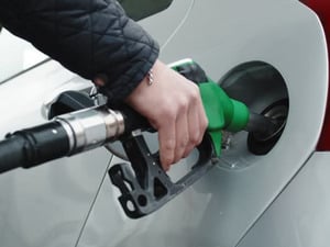 4 lira d&uuml;şt&uuml; 3 lira &ccedil;ıkacak! Motorine zam geliyor