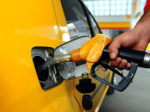 Akaryakıta &ccedil;ifte zam! Motorin 71 TL'yi, benzin 63 TL'yi aşıyor