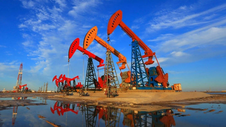 Petrolde 100 g&uuml;n sınırı aşıldı! Stoklar 8 yılın dibine iniyor