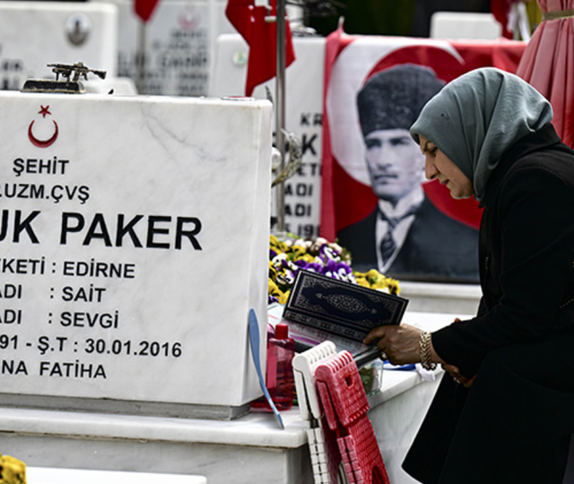 Şehit yakınlarına yaş sınırı kalkıyor, iki asgari &uuml;cret geliyor 