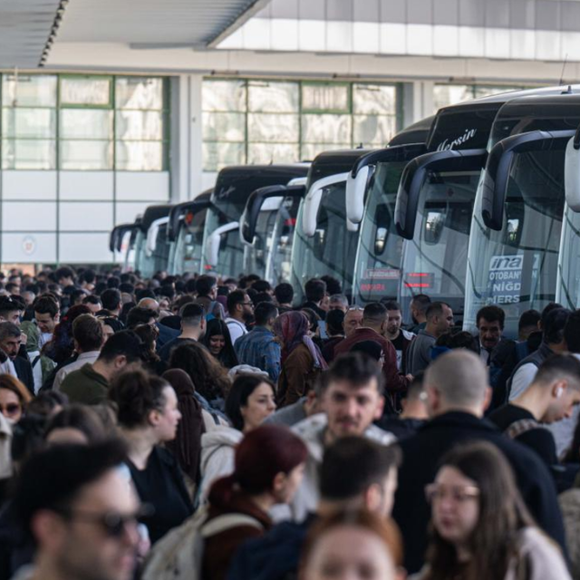 Otogarda &ccedil;ifte bayram hareketliliği: 12 bin ek sefer geliyor