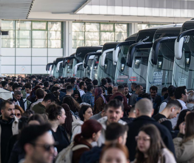 Otogarda &ccedil;ifte bayram hareketliliği: 12 bin ek sefer geliyor
